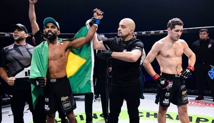 Elismar Carrasco sendo declarado vencedor no Open FC